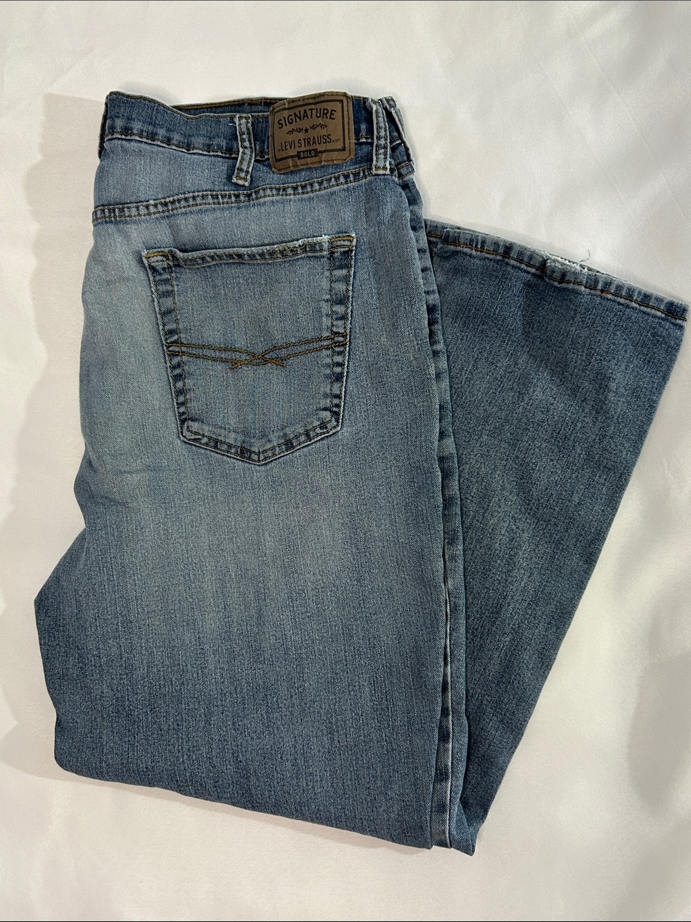 Signature Levi's Gold Men’s Light Blue Athletic Fit Jeans